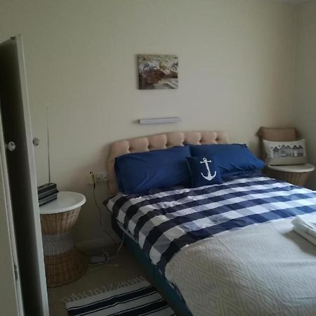 Pine Lodge Barton on Sea Exterior photo