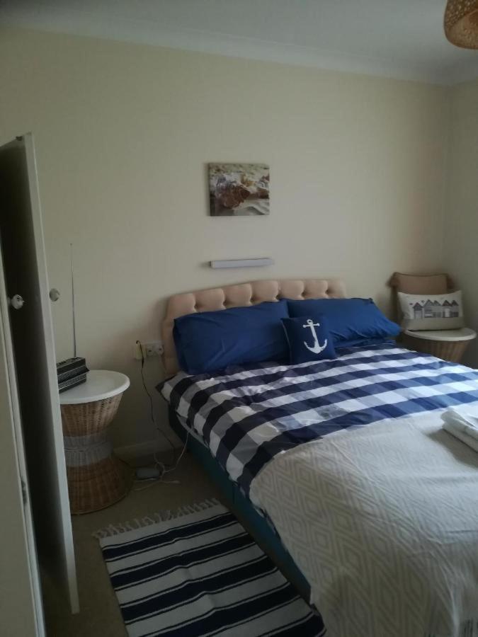 Pine Lodge Barton on Sea Exterior photo